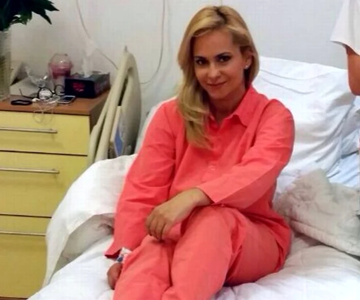 
    Actriţa va merge astăzi la primul control după intervenţia esteticăfoto: arhiva personală  