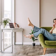 Femeie casa muzica FOTO Shutterstock jpg