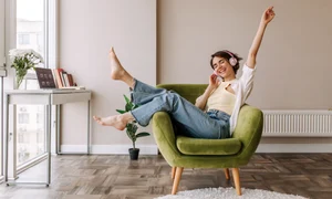 Femeie casa muzica FOTO Shutterstock jpg