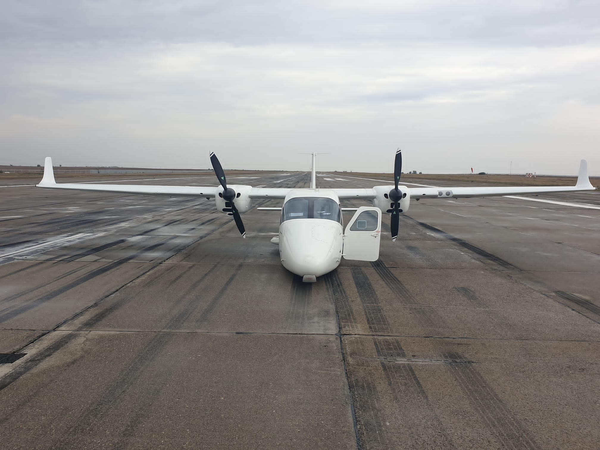 Situație de urgență pe aeroportul Kogălniceanu: o aeronavă școală a revenit la sol fără tren de aterizare Situație de urgență pe aeroportul Kogălniceanu: o aeronavă școală a revenit la sol fără tren de aterizare
