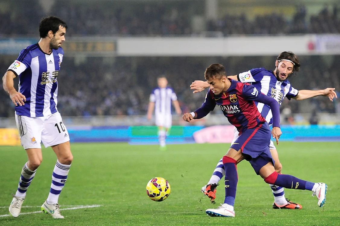 
    Noua campioană a Spaniei  se poate decide încă de astăzi, în marele derby de pe «Camp  Nou» dintre Barcelona şi Real Foto: AP  