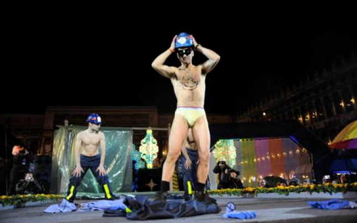 Stripperii au rămas în lenjeria intimă