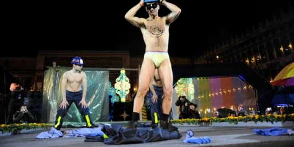 Stripperii au rămas în lenjeria intimă