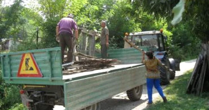 Râmnicu Vâlcea: Ocnele Mari/ Oamenii îşi salvează bunurile din calea saramurii