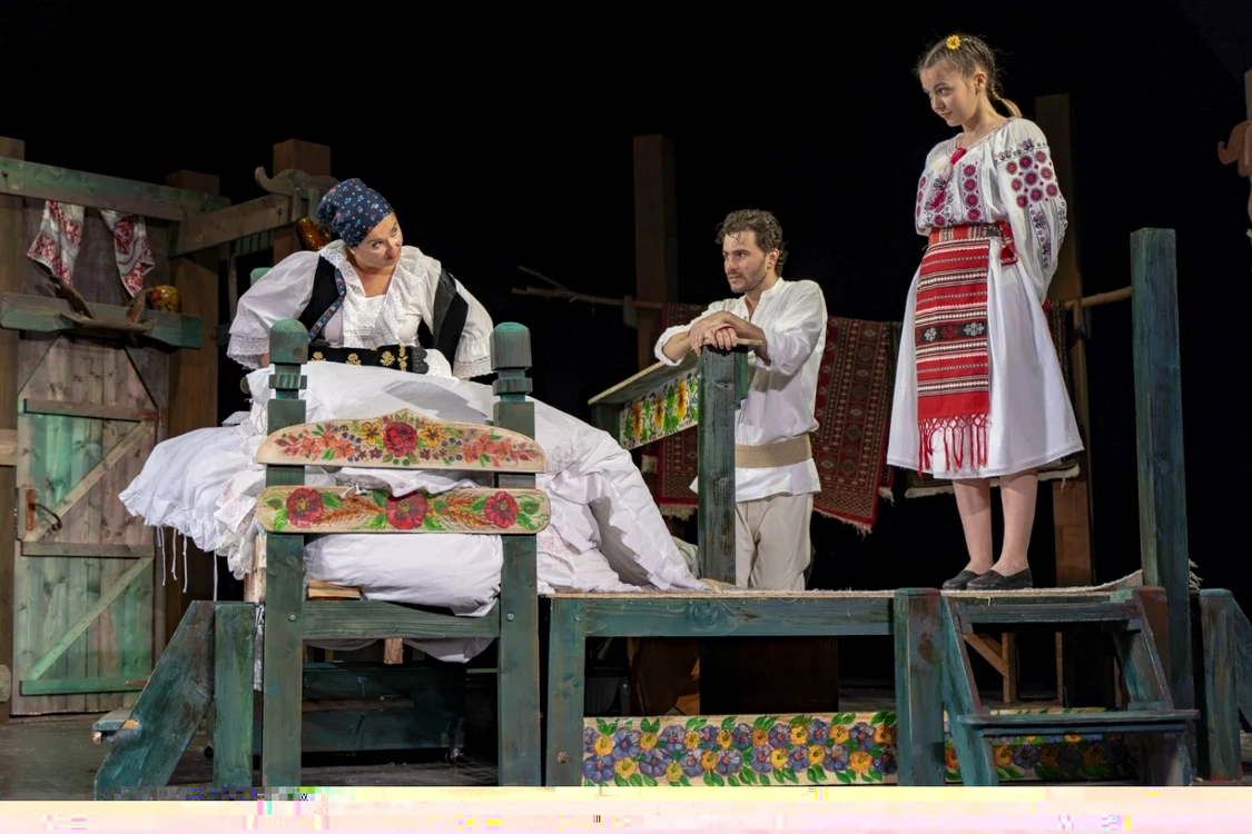 Scenă din specitacolul ”Soacra cu trei nurori” Foto: Teatrul Dramatic ”Fani Tardini”