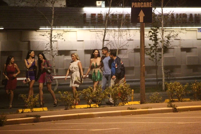 
    23 august - Boureanu se plimbă pe stradă cu cinci fete şi un bărbatFoto: Mihai Ionescu  