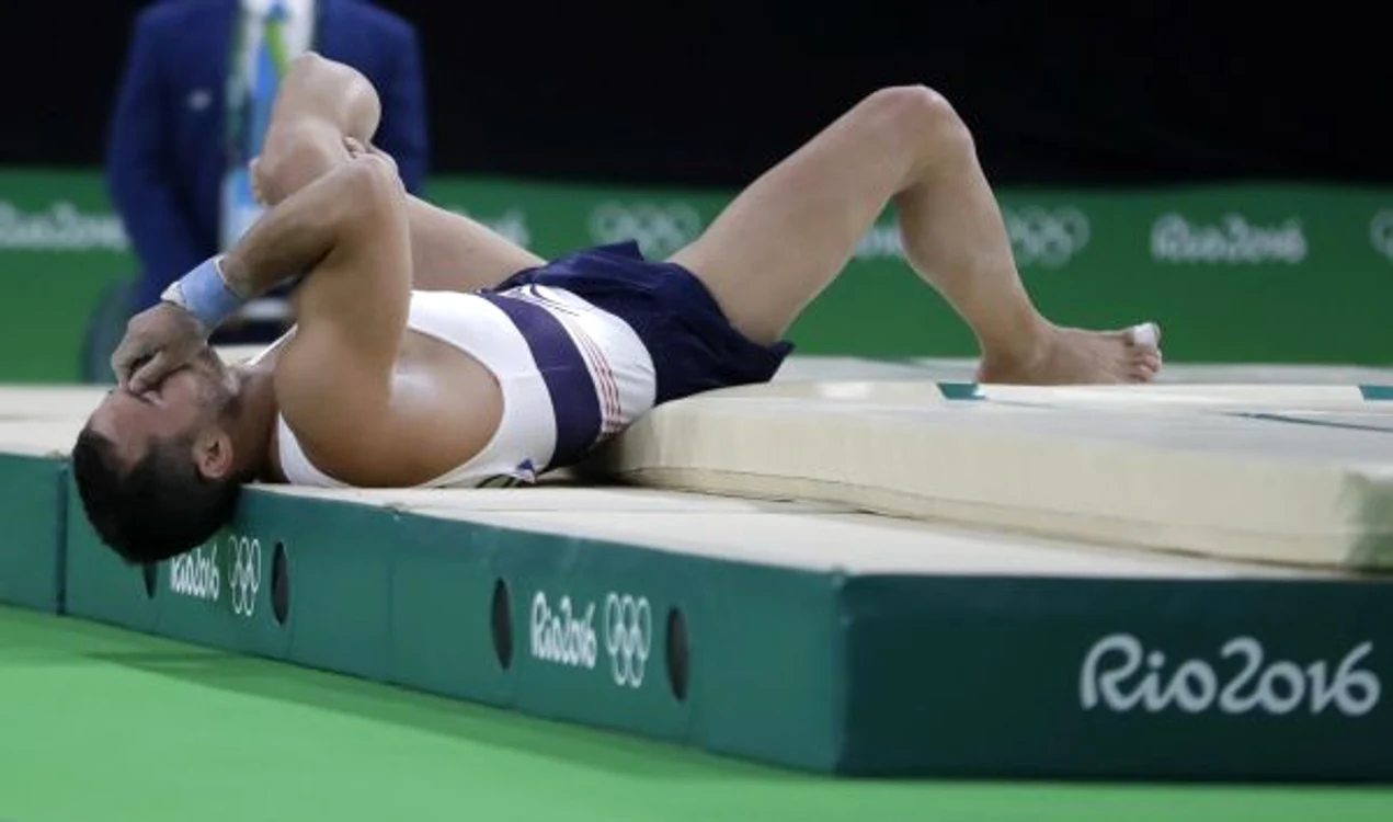 Sportivul francez a stat aproape doua minute pe marginea saltelei inainte sa primeasca ajutor