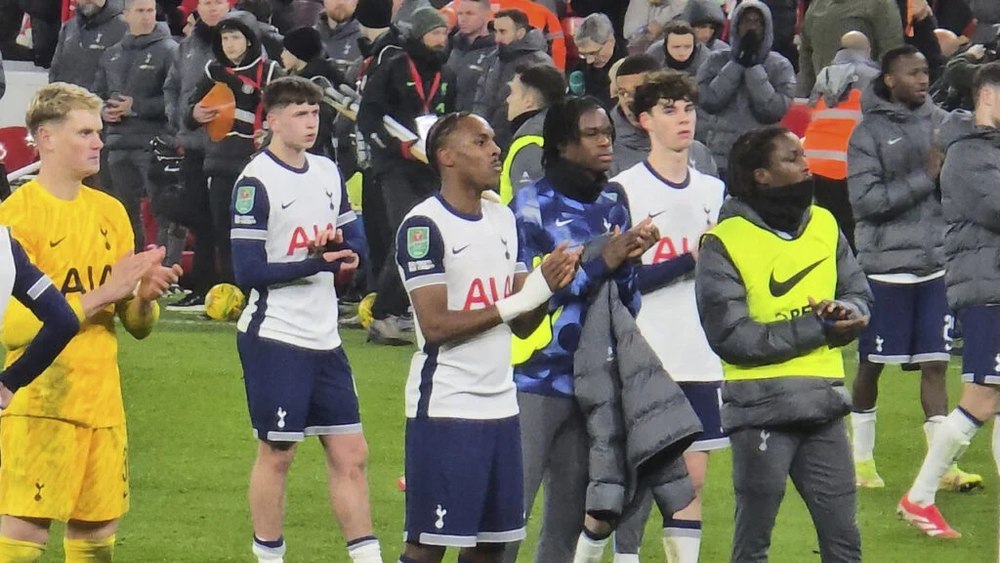 Greu fără Radu Drăgușin. Tottenham, demolată de Liverpool în semifinalele Cupei Ligii Angliei