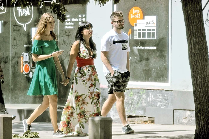 La notariat, Larisa  a venit împreună  cu cei doi copii  ai cuplului