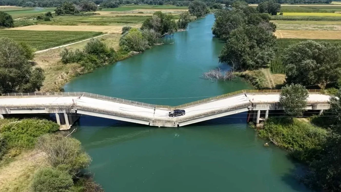 Podul Palaiopyrgos s-a prăbușit în 2023, în urma furtunii Daniel (Foto: captura video)