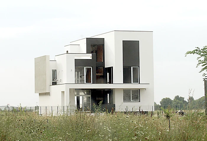 Octombrie 2015. Vila este acum la roşu, iar Vârciu se va muta  în ea anul viitor