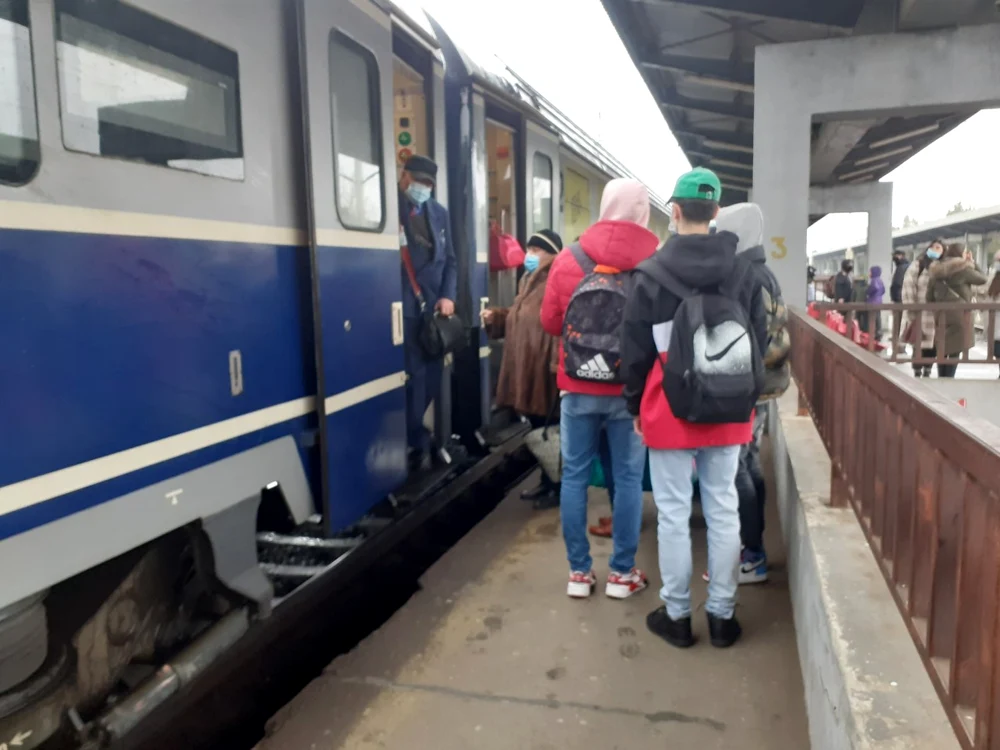 Mulți bucureșteni și ploieșteni au urcat ieri în trenul care i-a dus la munte