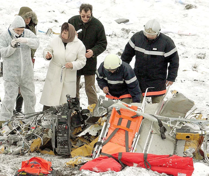 Anchetatorii au împânzit locul accidentului pentru a ridica probe