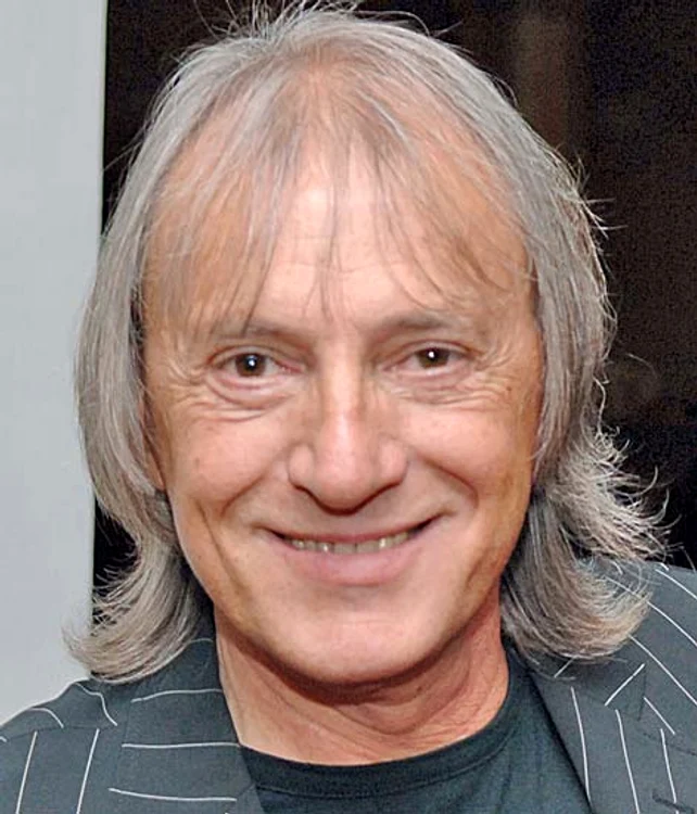 Mihai Constantinescu  (68 de ani) a divorţat  de Mihaela în 2003. Ei  au avut o relaţie de  iubire de mai bine  de un deceniu