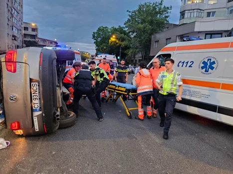 VIDEO O șoferiță a fost rănită după ce a intrat într-o mașină de poliție aflată în misiune, în Constanța