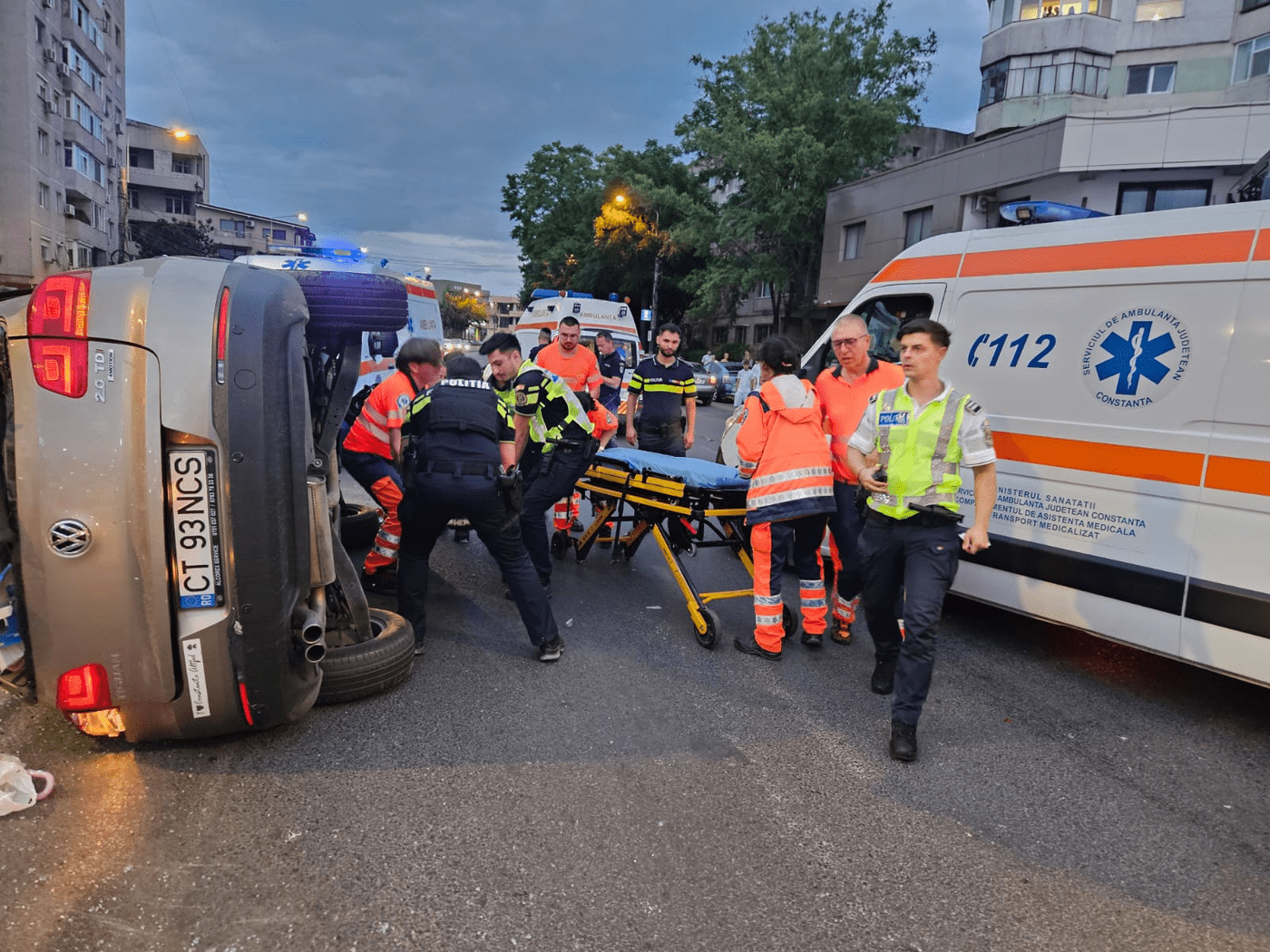 O șoferiță a fost rănită după ce a intrat într-o mașină de poliție aflată  în misiune, în Constanța | adevarul.ro