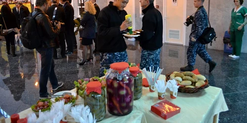 Petrecere românească pentru marinarii militari americani