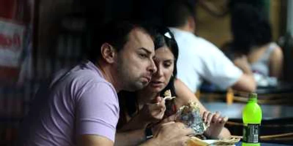 Studenţii din Timişoara nu cred că taxa pe fast-food îşi va atinge scopul