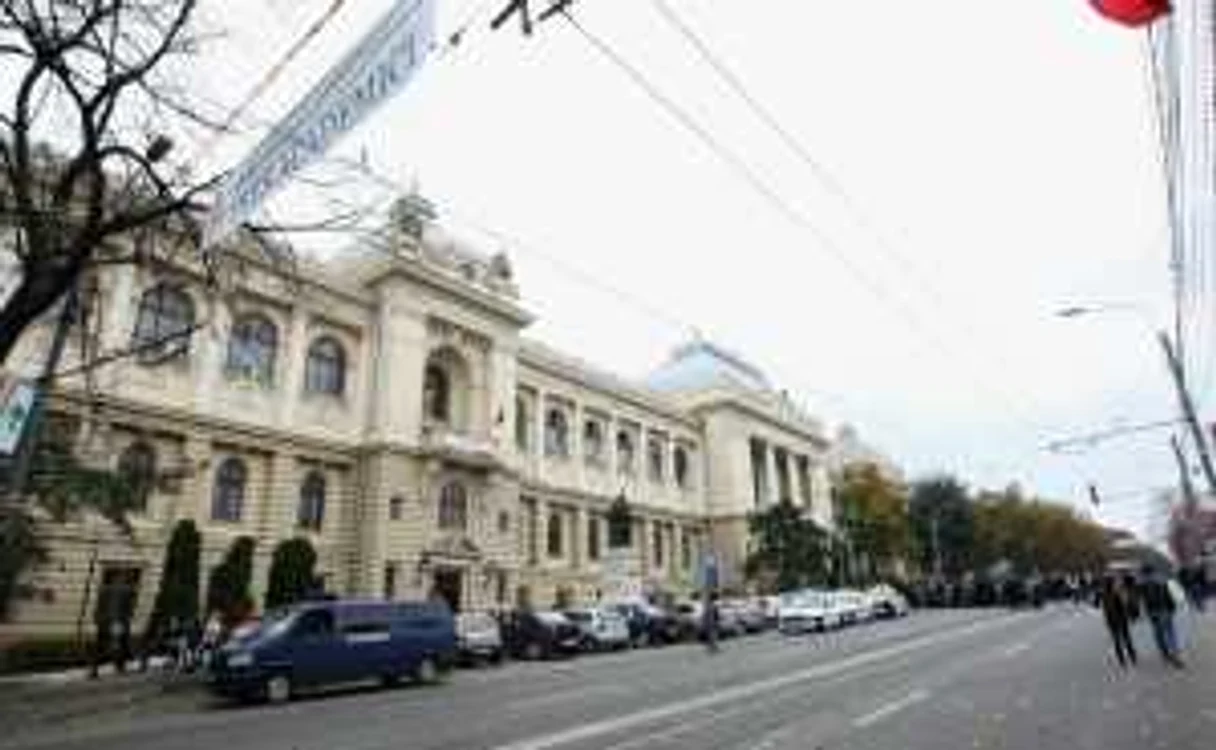 Librarul care lucra în incinta Universităţii A.I. Cuza a pus mâna pe bani care nu-i aparţineau FOTO Adevărul