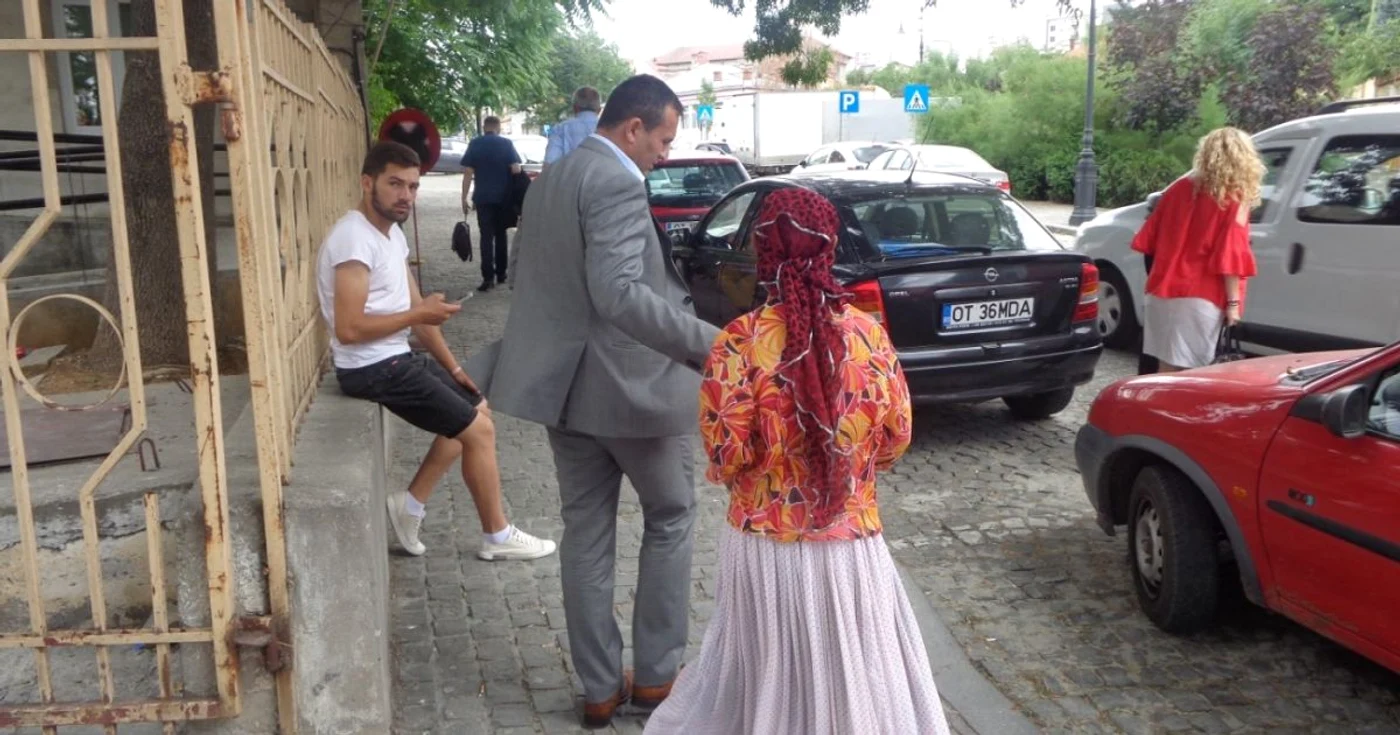 Marius Oprescu, prezent astăzi la ultimul termen, a vorbit la ieşire cu mama victimei FOTO: Alina Mitran