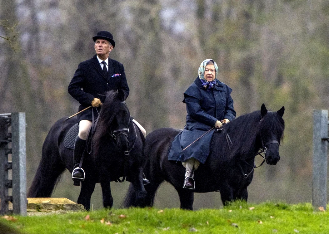Reginei nu i-a păsat de ploaie și a mers la călăritFoto: Hepta