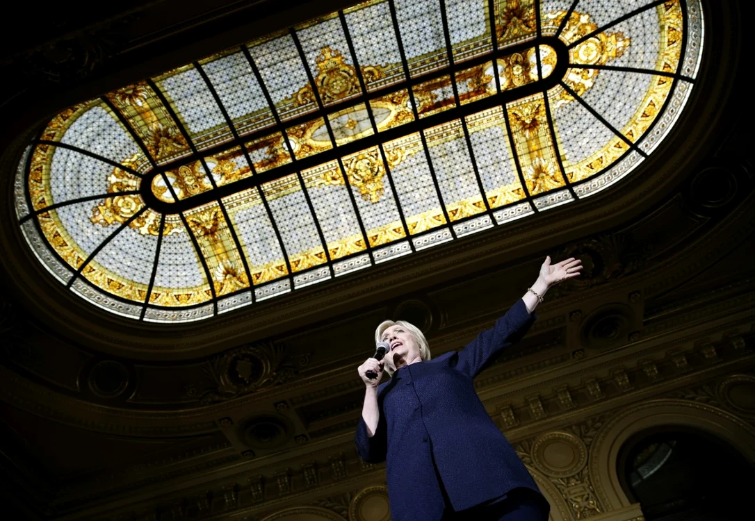 Candidatul democratic la preşedenţia Statelor Unite Hillary Clinton vorbeşte în timpul unei întâlniri electorale ce a avut loc în San Francisco. FOTO AP