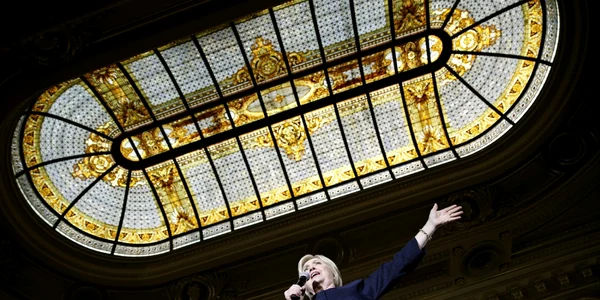 Candidatul democratic la preşedenţia Statelor Unite Hillary Clinton vorbeşte în timpul unei întâlniri electorale ce a avut loc în San Francisco. FOTO AP