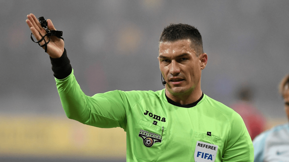 Trei arbitri români, delegați la două super meciuri de la CM