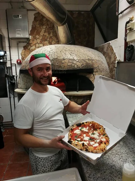 Cristian Ogea a început să facă pizza de nevoie, iar acum este pasionat FOTO: arhiva personală Cristian Ogea
