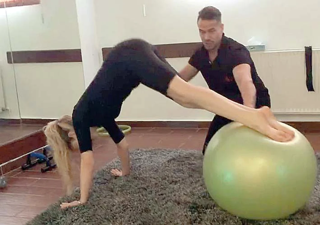 Lidia îşi întăreşte fesele cu mingea