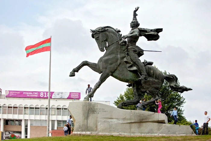 FOTOEXPLICAŢIE: Statuia generalului rus Suvorov
domină Transnistria din centrul Tiraspolului. FOTO Adevărul Moldova