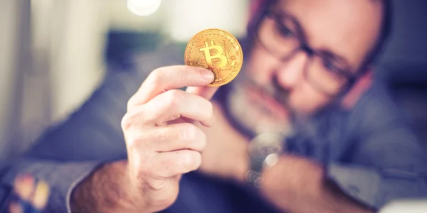 Barbat oferind Bitcoin FOTO Shutterstock