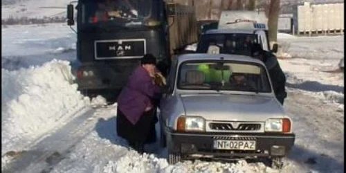 Traficul pe rutele judeţene continuă în condiţii de iarnă