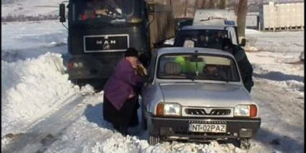 Traficul pe rutele judeţene continuă în condiţii de iarnă