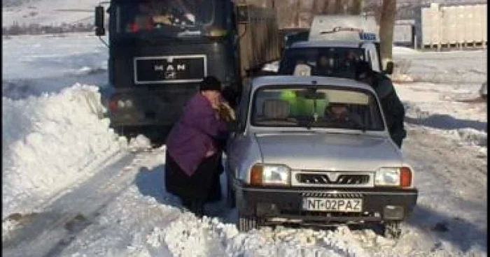 Traficul pe rutele judeţene continuă în condiţii de iarnă
