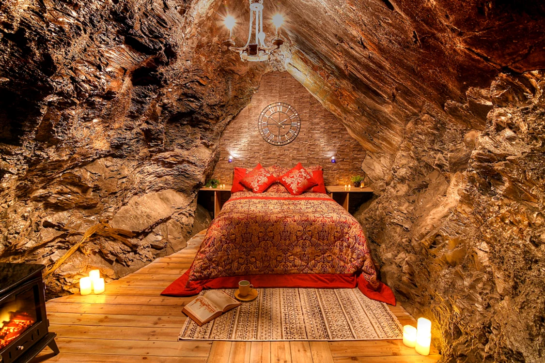Interiorul camerei grotă de la Deep Sleep Hotel, din Anglia