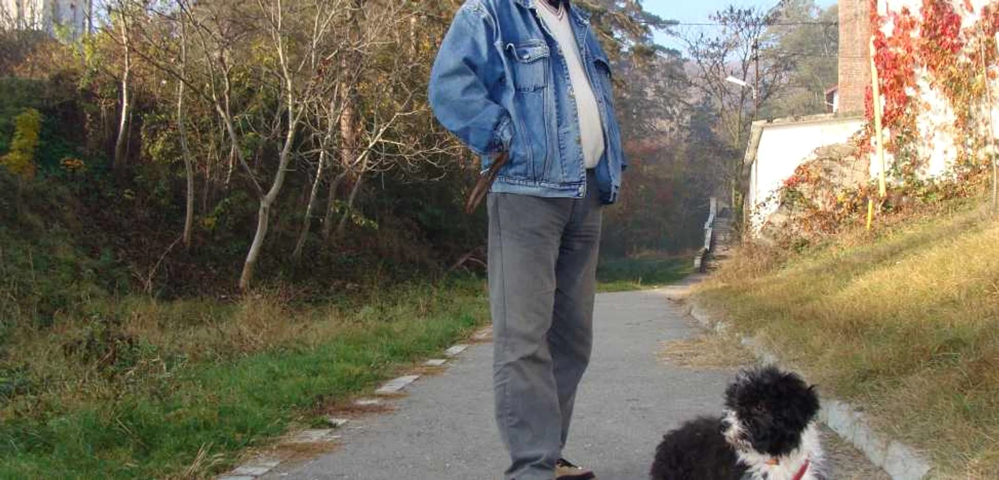 Alexandru Năstase îşi plimbă căţelul în zona Capela