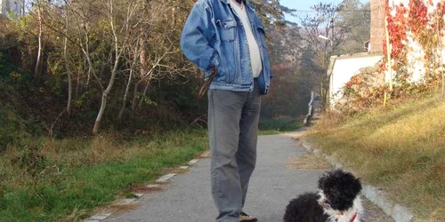 Alexandru Năstase îşi plimbă căţelul în zona Capela