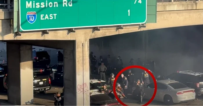 Jurnalistul a surprins momentul în care poliţistul se pregătea să tragă în el. FOTO: captură video