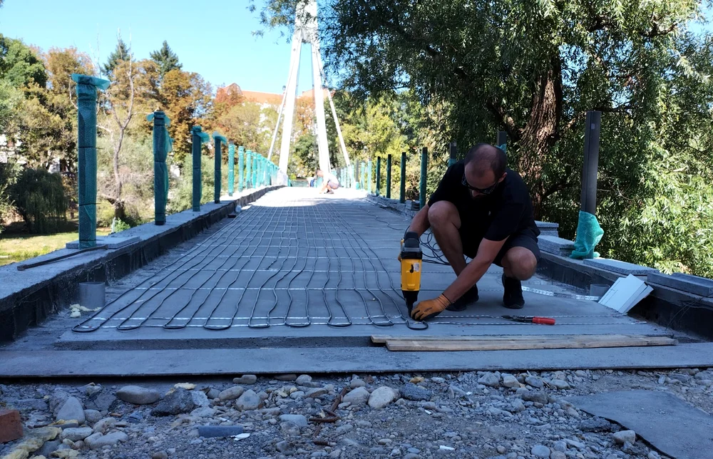 Cablul se fixează în şapă. Foto: Cristina Ghilea/Bihon