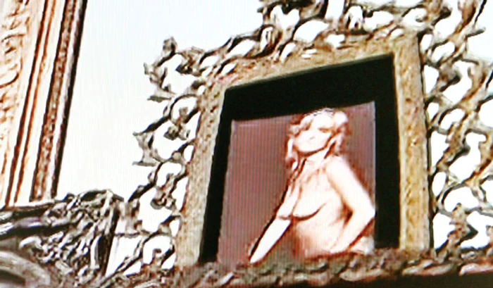 Fosta iubită a lui  Piţi are în living  o fotografie cu ea,  în sânii goi