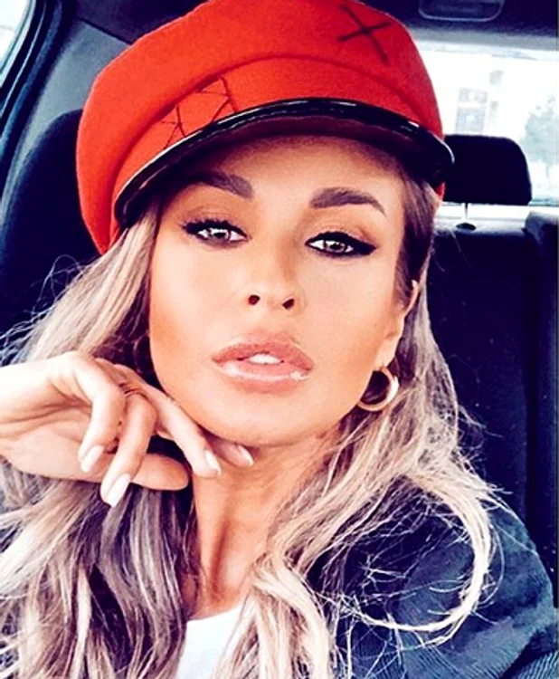 Aceasta este o nouă imagine în care Diana Munteanu pare o cu totul altă fată