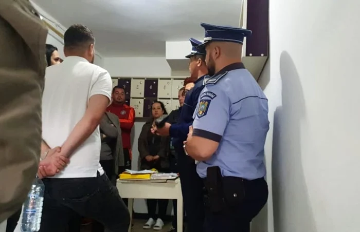 Poliţiştii chemaţi prin 112 de către locatarii păgubiţi nu au putut rezolva situaţia creată de administratorul asociţaiei de proprietari