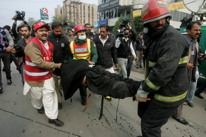Şase oameni au fost ucişi în atentatul cu bombă din oraşul Lahore din PakistanFoto: AP