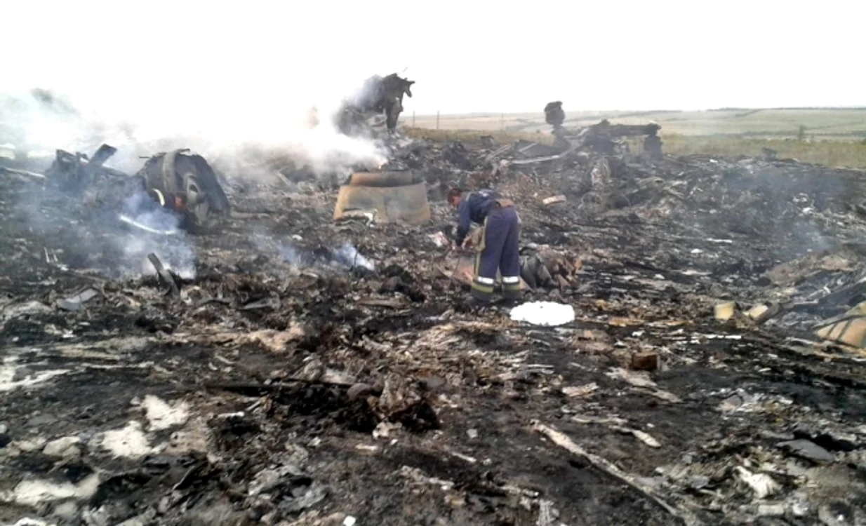 
    În avionul prăbuşit în Ucraiana se aflau 298 de oameni, dintre care unul era român  