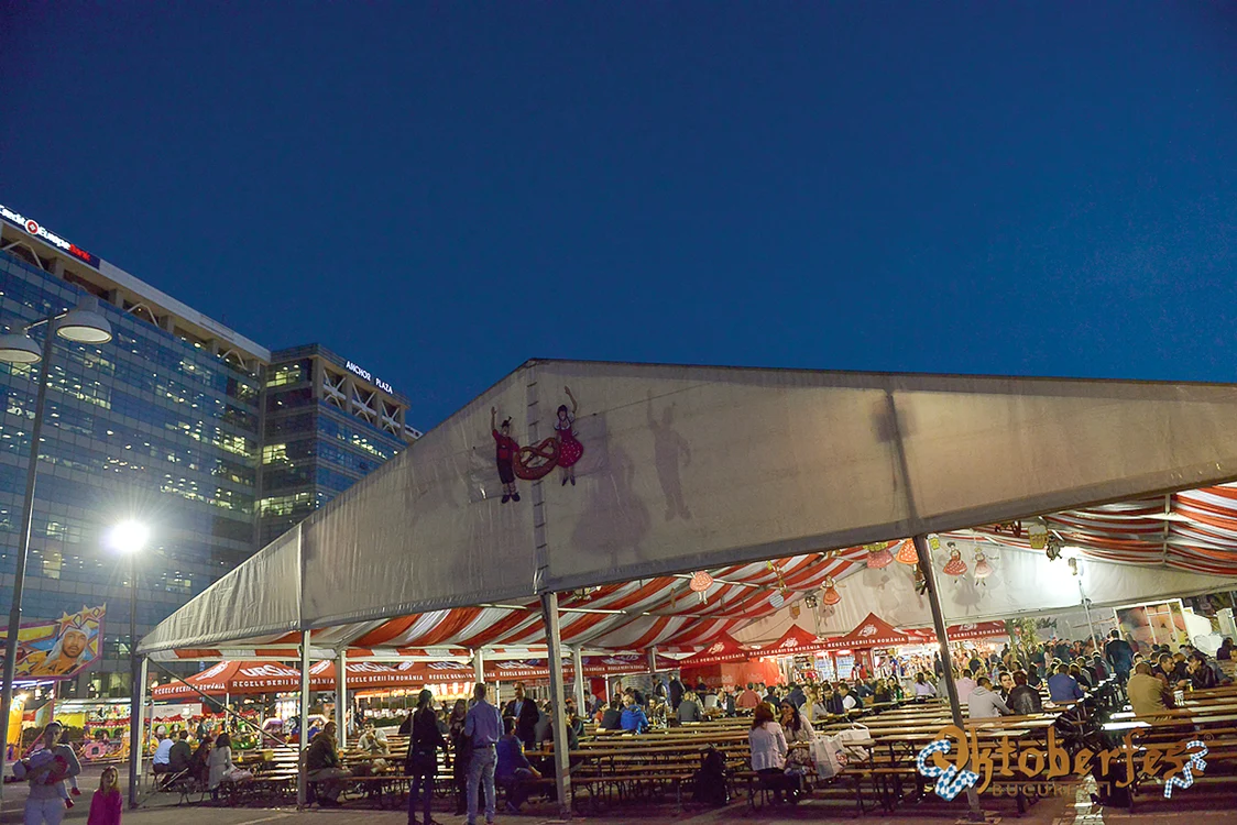 
    În parcarea unui mall din Capitală s-a amenajat un cort imens, cu etaj şi balcoane  