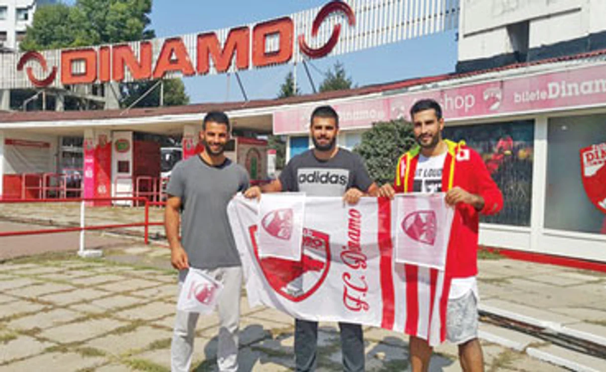
    Cei doi fraţi împreună cu Mousavi s-au pozat în faţa complexului Dinamo  