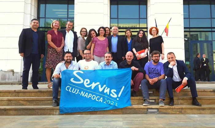 Clujenii care au participat la şedinţa ce a desemnat oraşul câştigător al titlului de Capitală Europeană a Culturii. S-au fotografiat înainte de a se anunţa câştigătorul FOTO Facebook/Cluj Capitală Europeană a Culturii
