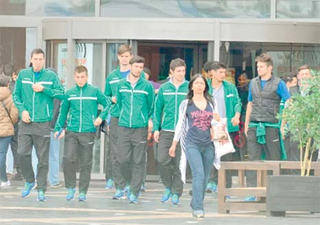 
    Fotbaliştii de la Chiajna au format grupul cel mai mare, ieşind împreună din mall  