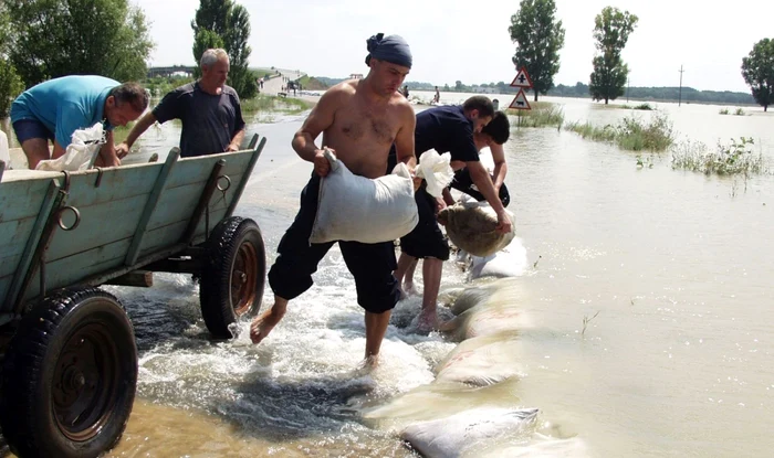 Intervenţie la inundaţii în 2005. Aceeaşi „dotare tehnică” e valabilă şi în 2018. FOTO Costel Crângan